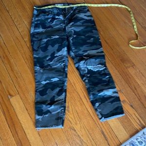 Rewash size 7 classic rise, Camouflage Cropsey stretch distress jeans